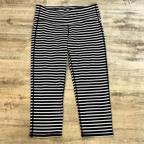 ATHLETA Chaturanga Capri Leggings Black White Striped Size Medium - Picture 1 of 8